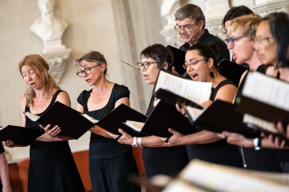 Depuis 1989, l´Ensemble Vocal Fleur d'Espine avec ses 25 choristes passionnés, explore le répertoire de musique chorale occidentale de toute